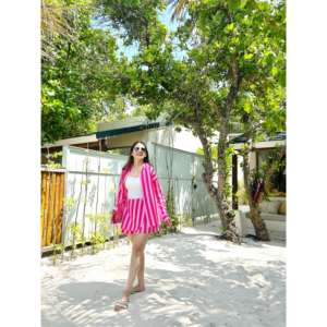 Conjunto de Lino de Verano para Mujer - Camisa a Rayas Rosa y Falda-Pantalón por Encima de la Rodilla, Manga Tres Cuartos, Corte Holgado, Dos Piezas - Product Image 5