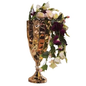 Vase en métal au design vintage avec touche moderne et élégante pour une décoration élégante de la maison Pièce maîtresse unique et affichage floral artistique - Product Image 6