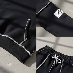 Ensemble de survêtement pour femme en coton lourd personnalisé, style streetwear, coupe ajustée, haut court, deux pièces, noir avec surpiqûres blanches contrastées - Product Image 5