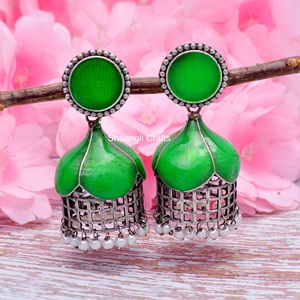Boucles d'oreilles Jhumkas de créateur indien faites à la main en argent plaqué vert Jhumkas oxydé Bijoux de mode pour mariage, Haldi, faveurs - Product Image 1