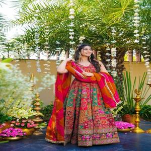 Ensemble haut, pantalon et dupatta VASTRA COTTAGE Zimmy Choo, conçu par un créateur, avec broderie lourde de sequins, tenue ethnique pour femmes, pour les fêtes - Product Image 5