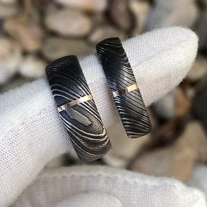 Anillo de boda de acero damasco para hombre, fuente manual con canal vertical con incrustaciones doradas - Product Image 3