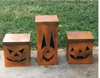 Trio de citrouilles en bois moderne et écologique fabriqué à la main avec des visages fantaisistes et des chapeaux à rayures Décoration d'Halloween de table