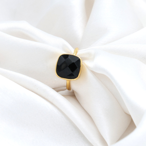 Bague en forme de coussin en onyx noir à la mode fabriquée à la main | Bijoux en laiton plaqué or 18 carats | Fournisseur quotidien de fête de mariage d'Inde - Product Image 2