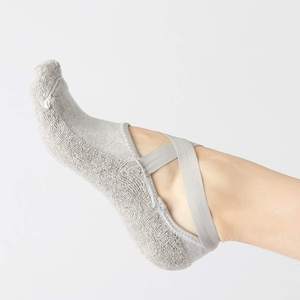 Chaussettes de yoga Pilates en silicone antidérapantes avec logo personnalisé Chaussettes légères et décontractées pour femmes avec motif imprimé pour adultes - Product Image 6