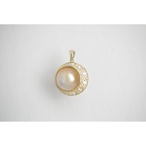 Pendentif fin plaqué or avec perle Mabe en forme de croissant de lune - Product Image 2