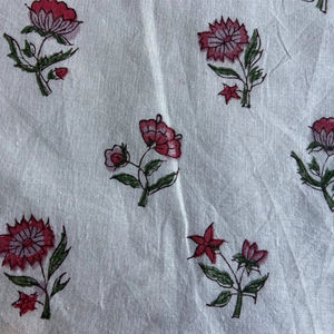 Tela de Algodón Estampada a Mano con Diseño Floral Pequeño Blanco, Estilo Indo-Europeo Minimalista - Product Image 4