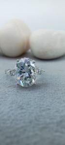 Bijoux fins D'vins, bague de fiançailles à trois pierres tendance certifiée en or rose massif 14 carats avec diamant moissanite taille brillant 3 carats - Product Image 4