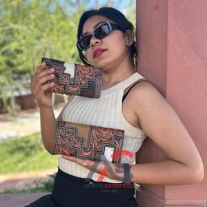 Cheveux sur la peau fourrure cuir pochette outillé à la main sculpture portefeuille motif occidental Vintage cuir de vachette cartes argent portefeuille cadeaux - Product Image 1