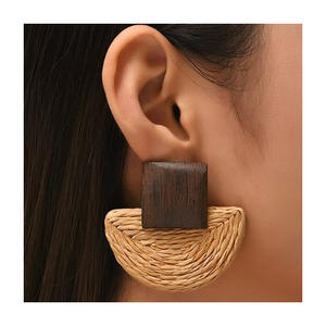 Pendientes colgantes de ratán 2025 de nuevo diseño, Pendientes colgantes ligeros de inspiración Bohemia hechos a mano con elementos de paja de madera, hierba marina rústica - Product Image 3