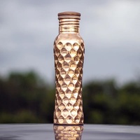 Ensemble de bouteille d'eau en cuivre design 2023 avec deux verres et design martelé Inde Bouteilles en cuivre pur Bouteilles de boisson spéciales