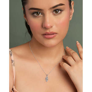 Pendentif Liona en argent plaqué rhodium avec chaîne, design floral animalier vintage orné de diamants et de perles, idéal pour les fiançailles, les mariages ou comme cadeau. - Product Image 3
