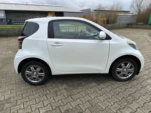 Compre ahora Toyota IQ 1,0 VVT-i 2 3dr Multidrive High Standard Cars - Product Image 2