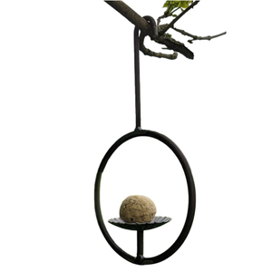 Cette mangeoire à oiseaux suspendue en métal de couleur noire mate morte est un excellent moyen d'attirer les petits oiseaux dans votre espace de jardin extérieur en vrac - Product Image 1
