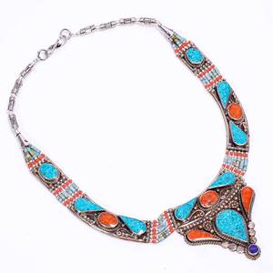 Collar con Colgante de Plata Tibetana Clásica con Turquesa Engastada en Bisel para Compromiso, Boda y Aniversario - Product Image 2