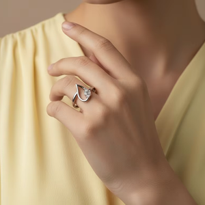 Anillo de Oro de 14K para Mujer con Forma de Hoja Natural y Cuatro Diamantes Redondos de Talla Brillante - Product Image 5