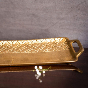 Plateau de service de table rectangle en laiton plaqué or moderne fait à la main décor de Noël en relief avec poignées confortables Inde - Product Image 3