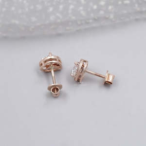 Magnifiques boucles d'oreilles clous en or rose avec halo de diamants en forme de cœur certifiés IGI et sertissage à vis - Product Image 4