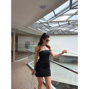 Vestido de Satén sin Tirantes con Detalles de Pedrería y Cintura Natural - Product Image 2