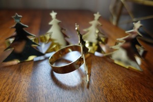 Beau sapin de Noël rond de serviette porte-table à manger décoratif vaisselle faite à la main parfait pour la maison de vacances et l'utilisation thématique - Product Image 5