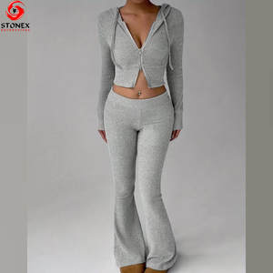 Ensemble de jogging décontracté à capuche en polyester/coton, 2 pièces, logo personnalisé, vente chaude, ensemble de survêtement pour femmes, vente en gros, sport, coupe courte - Product Image 4