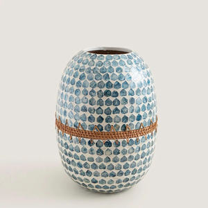 Jarrón decorativo redondo azul MOP con ratán para mesa de centro, diseño y arreglo floral, jarrón Capiz - Product Image 1