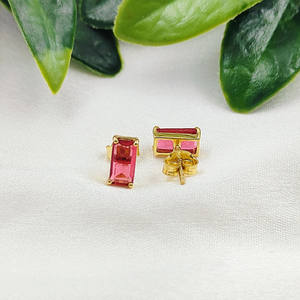 Boucles d'oreilles clous en quartz rubis artisanal, pierre de naissance baguette |   Bijoux plaqués or en gros - Product Image 3