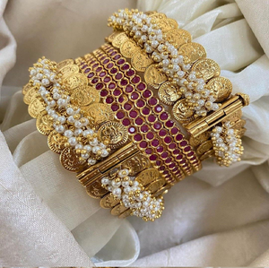 Brazaletes clásicos de latón estilo moneda de oro 'Kasu Mala' con piedras de rubí. Disponible a precios de mayoreo. - Product Image 1