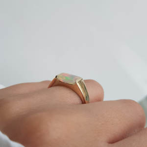 Bague signet unisexe en or jaune pur 14K avec opale naturelle d'Éthiopie Welo taille émeraude, sertie clos, 2 carats, large, pierre de naissance d'octobre - Product Image 2