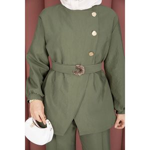 Traje de Dos Piezas para Mujer en Verde Claro de Diseñador con Botones Dorados y Cinturón - Product Image 4