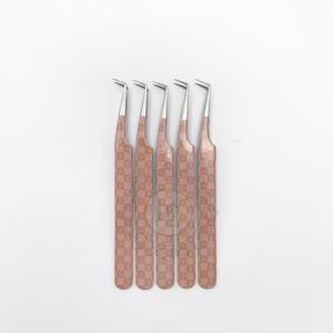 Marque privée Pince à épiler à 90 degrés avec pointe en fibre Manche lisse en acier inoxydable Pince à cils argentée Revêtement en papier Durable - Product Image 1