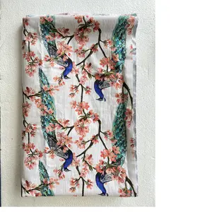 Tissu en coton imprimé sur mesure dans des conceptions de thème de paon idéales pour la revente par des créateurs de vêtements et des artistes textiles