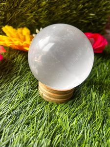 หินทรงกลมทำด้วยมือหินออร่าแร่เลื่อนลอยสีขาวแบบอภิปรัชญาธรรมชาติ - Product Image 2