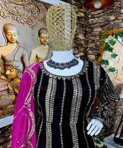 Vestido de Fiesta de Algodón y Seda Estilo Bollywood con Bordado Intrincado y Elegantes Detalles de Volantes Banarasi - Product Image 6