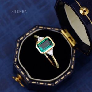 Anillo de tres piedras exclusivamente hecho a mano Forma de Esmeralda cultivada en laboratorio Anillo de oro sólido de 10K Anillo de ajuste de bisel en forma de Esmeralda - Product Image 5