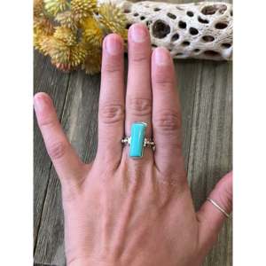 Anillo Navajo Hecho a Mano con Turquesa Kingman y Plata de Ley, Joyería Cultural Coleccionable, Talla 5.75 - Product Image 2