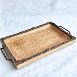 Plateau de service en bois fabriqué à la main avec bords en écorce d'arbre naturel Planche décorative pour collations, apéritifs, divertissements à la maison - Product Image 4