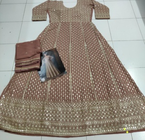 Designer Sayuri entièrement cousu élégant festif Anarkali Salwar Kameez beau travail de paillettes brodées pour une tenue de fête - Product Image 4