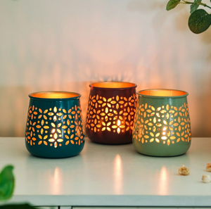 Porte-bougies de luxe en fer avec finition métallique lisse et intérieur doré poudré pour centres de table de mariage et décoration intérieure - Product Image 2