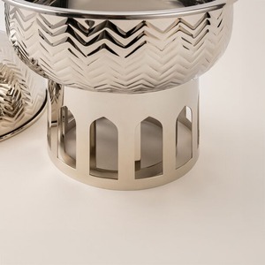 Réchaud élégant plaqué or avec support, idéal pour buffet ou banquet. - Product Image 3