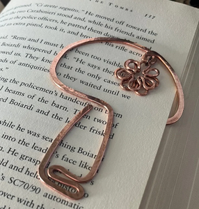 Marcapáginas de metal hecho a mano con atractivo rústico adecuado para lectores que aman los accesorios tradicionales creativos - Product Image 5