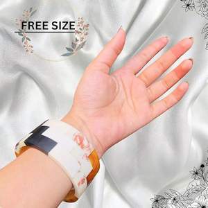 Brazalete Redondo de Madera con Flores de Alta Calidad, Brazalete Hecho a Mano para Mujer y Niña, Brazalete de Resina - Product Image 3