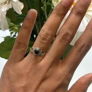 แหวนเงินสเตอร์ลิง925สไตล์วินเทจสุดหรูทำด้วยมือทรงกลมพลอยโอนิกซ์สีดำทำด้วยมือของขวัญเครื่องประดับสำหรับผู้หญิง - Product Image 1