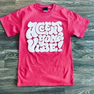 T-shirt rose à manches courtes pour homme avec impression blanche en relief « Accentuez votre style » – Haut décontracté en coton tricoté - Product Image 1