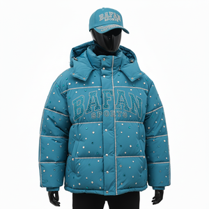 เสื้อแจ็คเก็ตพัฟเฟอร์ผู้ชาย ผ้าโพลีเอสเตอร์อย่างดี บุฉนวนแบบเย็บติด ลายควิลท์ สีฟ้าอมเขียว ประดับคริสตัลแบบฮอตฟิกซ์ พร้อมโลโก้สั่งทำพิเศษ - Product Image 4