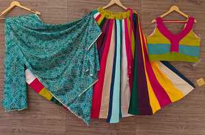 Les femmes portent la collection spéciale Navratri Lehenga Special Digital Printed Attractive Party Wear et Sider Wear Lehenga Choli - Product Image 2