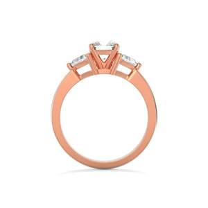 Anillo de Tres Piedras con Moissanita de Corte Redondo y Trillón - Product Image 6