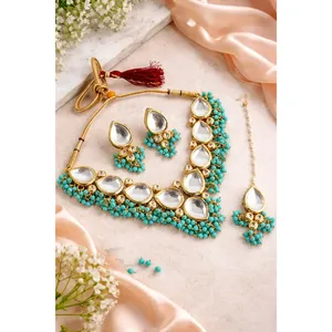 Ensemble de bijoux de mariée plaqué or 24 carats serti de pierres Kundan, collier avec boucles d'oreilles et Maang Tika pour les mariages - Product Image 1