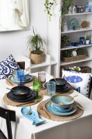Service de vaisselle durable de 12 assiettes rondes en porcelaine bleu clair, minimaliste, peint à la main, glaçure réactive, fabriqué par Excelsa