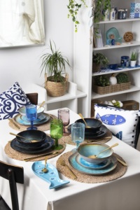 Set di Stoviglie Durevoli da 12 Piatti Rotondi in Porcellana Azzurra Minimalista Dipinti a Mano con Smaltatura Reattiva Prodotto da Excelsa - Product Image 6